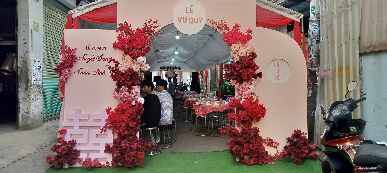 Biến Mọi Lối Vào Thành Khu Vườn Cổ Tích Với Cổng Hoa Phương Wedding
